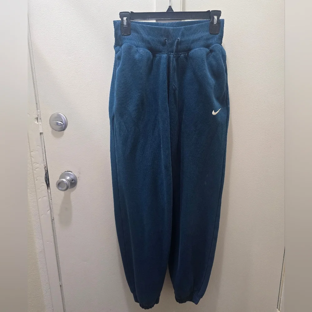 Nike Women’s High-Waisted Sportswear Essential Fleece Joggers - Picture 3 of 13